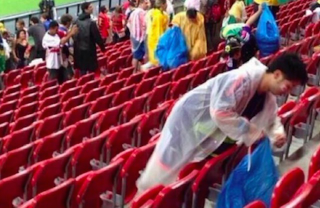 Illustration for article titled Japanese Fans Cleaned Up After Themselves